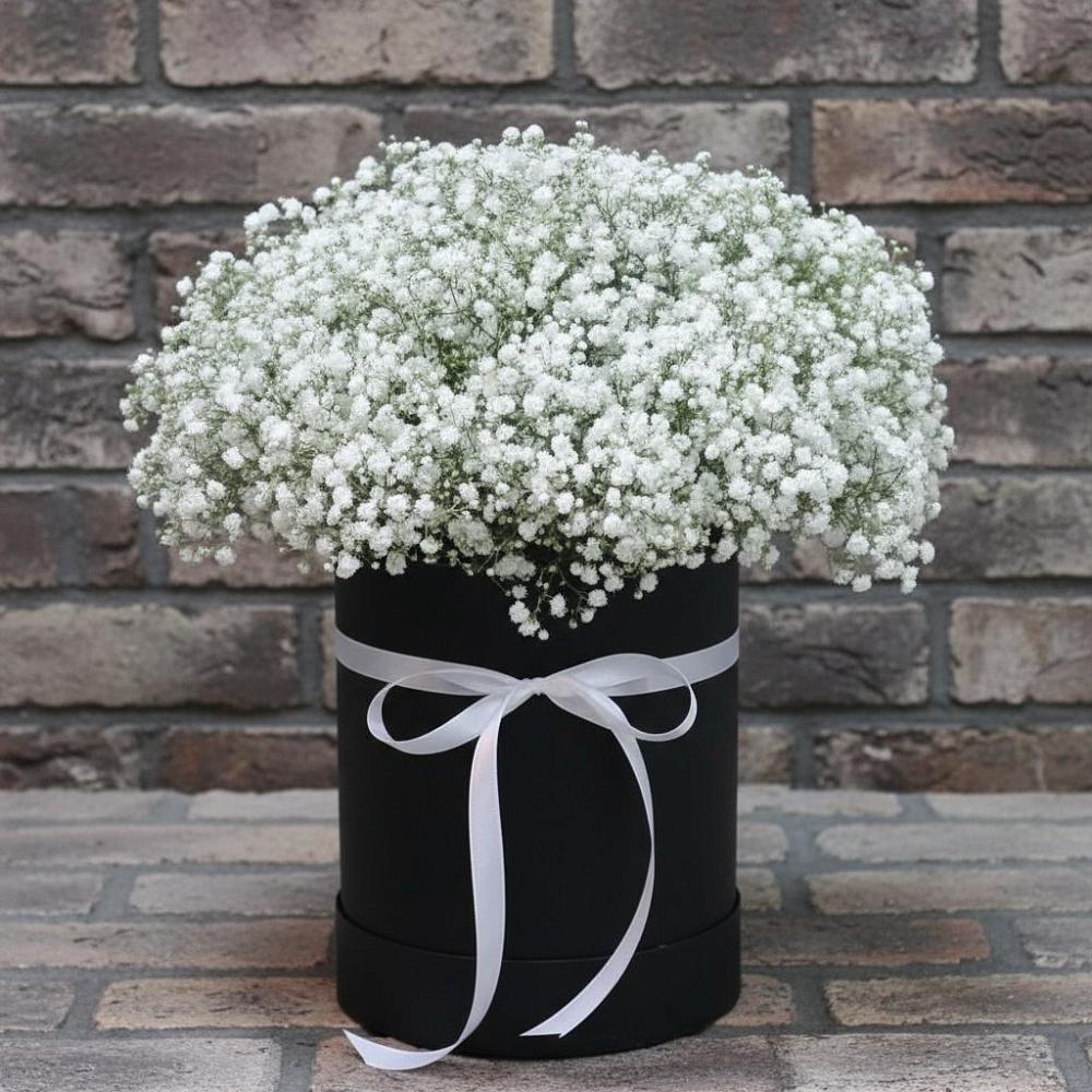 Цветочная композиция из Гипсофила в шляпной коробке в Верхнем Турове